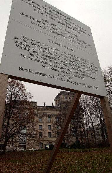 Nicht einmal ein Baustellenschild erinnert heute an die von Nazi... Nicht einmal ein Baustellenschild erinnert heute an die von Nazi...