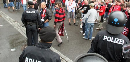Nicht laut werden: Polizeieinsatz gegen Fußballfans in Nürnberg ...