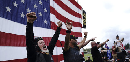 Mitglieder der faschistischen »Proud Boys« bei einer Kundgebung