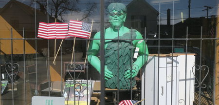 Im Schaufenster von »Buehner’s Office Supply Co. Inc.« findet ma...