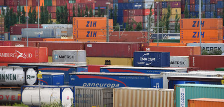 Abhängig von Absatzmärkten: Containerverladung nahe Feldkirchen ...
