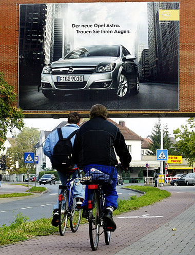 Rüsselsheim 2004: Für das damals neue Astra-Modell mußten die Bo... Rüsselsheim 2004: Für das damals neue Astra-Modell mußten die Bo...