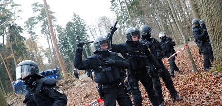 Machen aus Regierungssicht alles richtig: Polizisten in Kampfmon...