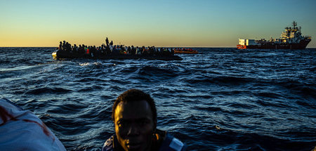 130 Geflüchtete auf einem völlig überladenen Boot in der Nähe de