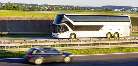Bus auf der »A8« am Flughafen Stuttgart (2.6.2019)