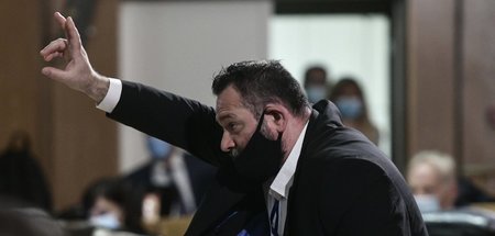 Sieht die Sache anders: Der faschistische EU-Abgeordnete Giannis...