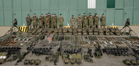 Soldaten des Panzergrenadierbataillons 371 posieren mit ihrer Au...
