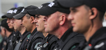 Ausrüsten mit allem, was die Militärtechnik hergibt: Frontex-Bea...