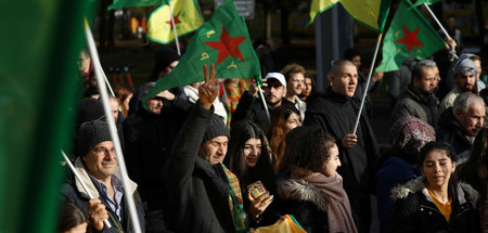 Prokurdische Demonstration gegen die türkische Offensive im Nord...