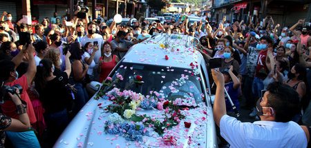 Viele Menschen begleiteten den Leichenwagen am Sonnabend in Pang