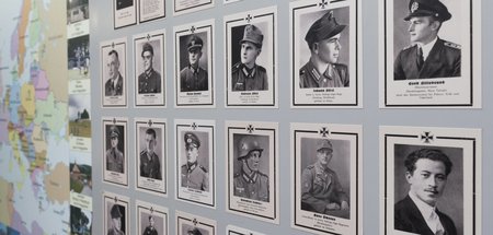 Räder in der Kriegsmaschinerie: Fotos gefallener deutscher Solda...