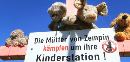 Bleibt nicht unwidersprochen: Protestkreuz gegen fehlende Behand...