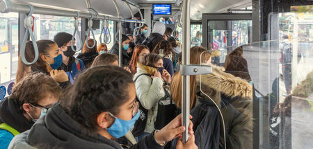 Dürfte bald wieder soweit sein: Überfüllte Busse mit jungen Lern...