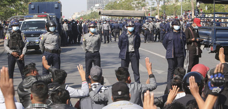 Demonstranten protestieren in Mandalay gegen das Militär (9.2.)
