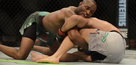 Ein meisterhafter Ringer: Kamaru Usman (l.) umklammert Gegner De...