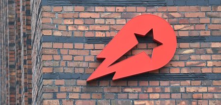 Das Logo des Essenslieferdienstes Delivery Hero ist an einer Wan...