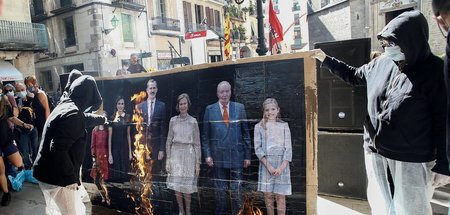 Anhänger der CUP-Jugendorganisation Arran protestieren gegen die...