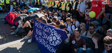 Probates Mittel gegen Fundamentalisten: Sitzblockade beim »Marsc...