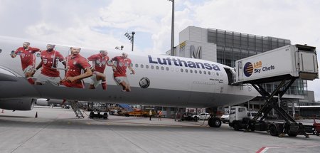 Systemrelevant: Bayerns Edelkicker werben auf einer Lufthansa-Ma...