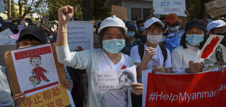 Protestierende in Yangon werfen Beijing vor der chinesischen Bot...