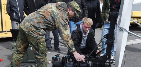 Die Bundeswehr ködert bei ihren Anwerbeaktionen Jugendliche mit ...