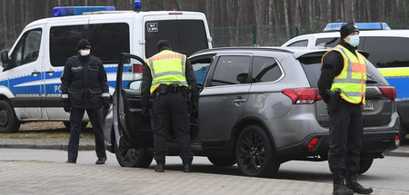 Virusmutante soll draußen bleiben. Deutsche Polizisten bei der G