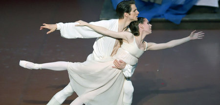 Romeo (David Moore) und Julia (Elisa Badenes) am Stuttgarter Bal...