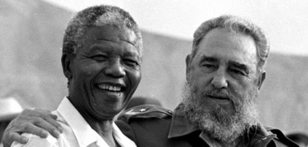 Nelson Mandela mit Fidel Castro am 25. November 1991