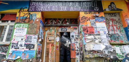 Großeinsatz der Polizei gegen das Projekt in der Rigaer Straße 9...