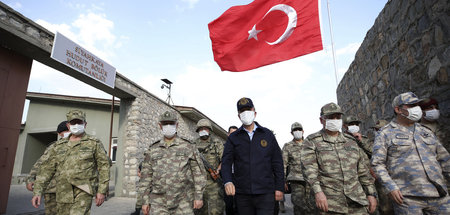 Der Verteidigungsminister der Türkei, Hulusi Akar (M.), besucht ...