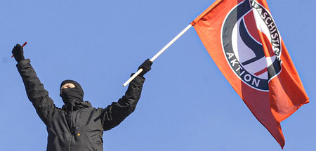 Kein Theater: Antifaaktivist bei einer Demo zum Gedenken an Rosa...