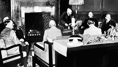 Völkerrechtsbruch am Kamin: Adolf Hitler mit Teilnehmern der Mün... Völkerrechtsbruch am Kamin: Adolf Hitler mit Teilnehmern der Mün...