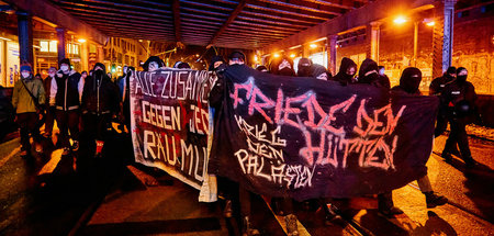 Unter dem Motto »Das war keine Hilfe, das war eine Räumung« prot...
