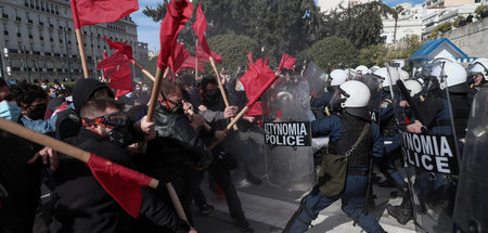 Proteste vor dem griechischen Parlament in Athen gegen das neue ...