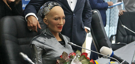 Der Mensch unter den Dingen: Roboter »Sophia« auf einer Presseko...
