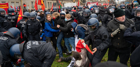 Künftig zur Deeskalation verpflichtet? Polizeieinsatz gegen Luxe...