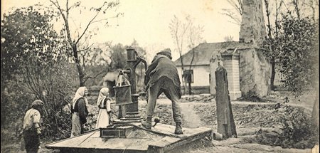 Zurückgebliebenes Land: Polnische Bauern am Brunnen eines Dorfes