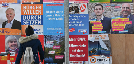 Wissen, wo man seine Kreuze macht: Wahlplakate verschiedener Par...