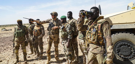 Soldaten aus Frankreich und Mali während einer Patrouille im Dre...