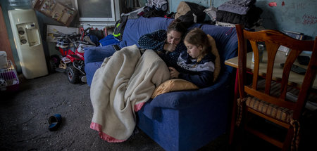 Ohne Strom, trotz eisiger Kälte: Alltag in Cañada Real bei Madri...