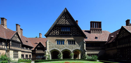 Der Ehrenhof mit Rasen-Rotunde des Schlosses Cecilienhof (Potsda