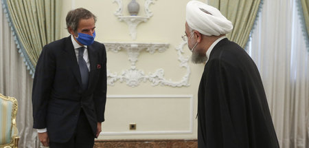 Der iranische Präsident Hassan Rouhani (r.) begrüßt Rafael Maria
