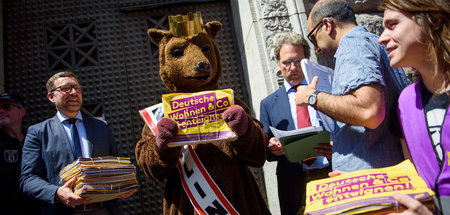 Im Juni 2019 übergeben die Aktivisten der Initiative »Deutsche W...