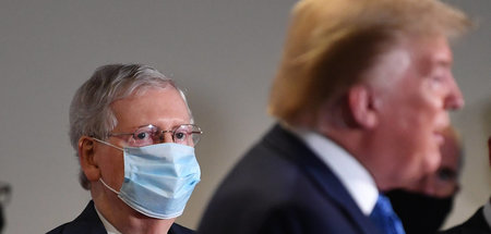 US-Senator Mitchell McConnell (l.) lauscht Ausführungen von Präs...