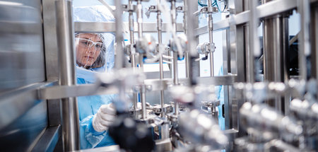 Arbeiterin in der Impfstoffproduktionsanlage von Biontech in Mar...