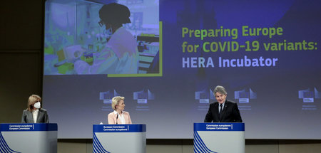 EU-Kommissionschefin von der Leyen (M.) stellt am Mittwoch den A...