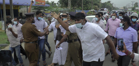 Die srilankische Polizei geht gegen tamilische Aktivisten in Add...