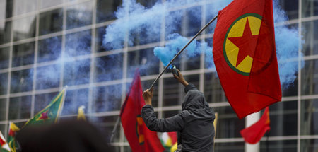 Ein rotes Tuch: Demonstration in Solidarität mit der nordsyrisch...