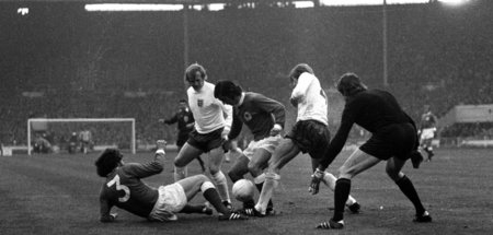Der Soundtrack stimmte: Paul Breitner (liegend) packt in Wembley...