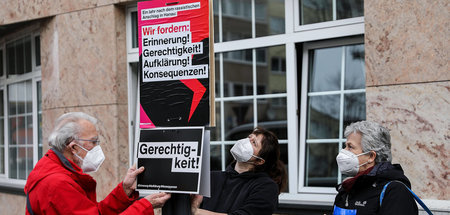Anbringen von Plakaten auf dem Hanauer Heumarkt am Donnerstag